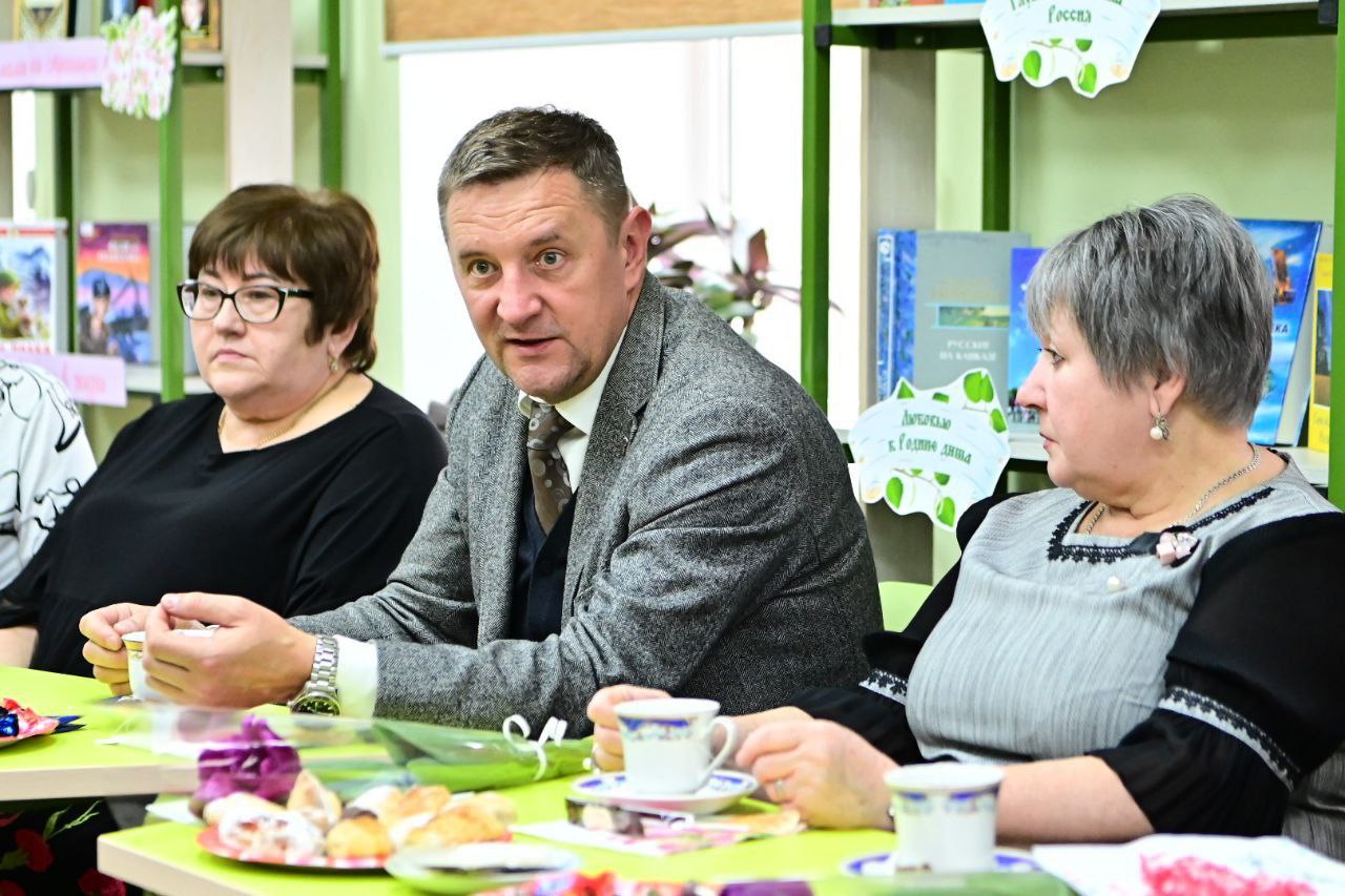 Глава Буденновского округа Сергей Савченко встретился с вдовами и матерями военнослужащих, погибших при исполнении служебного долга в ходе СВО и других локальных конфликтов.