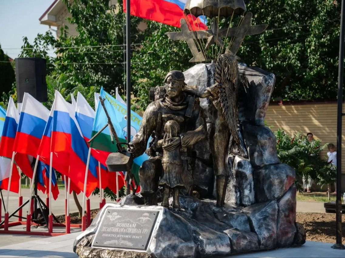 Открытие памятника воинам-десантникам и спецназа ГРУ в г. Буденновске.
