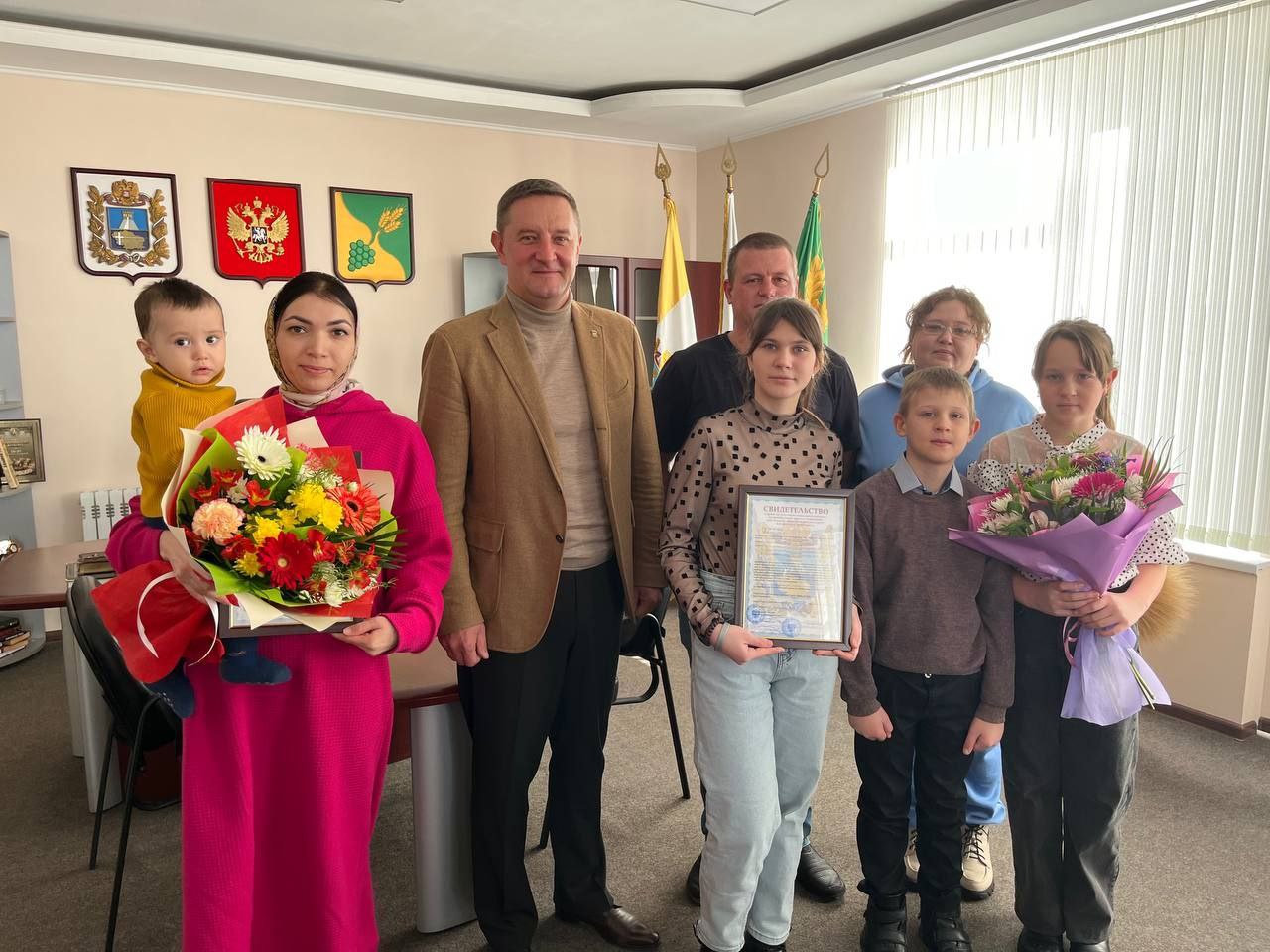 Две молодые семьи из Буденновского округа получили жилищные сертификаты.