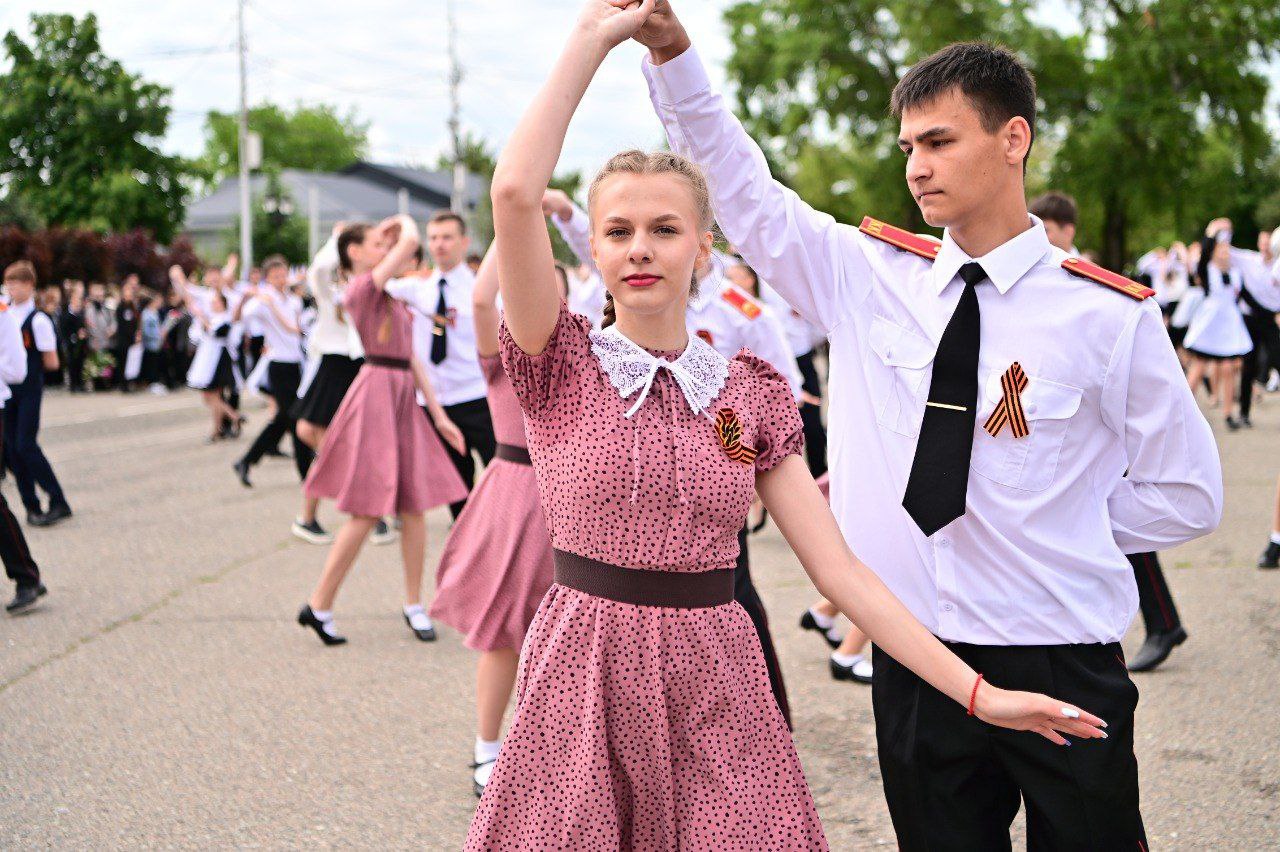 Школьники и кадеты Прикумья исполнили Вальс Победы на городской площади.