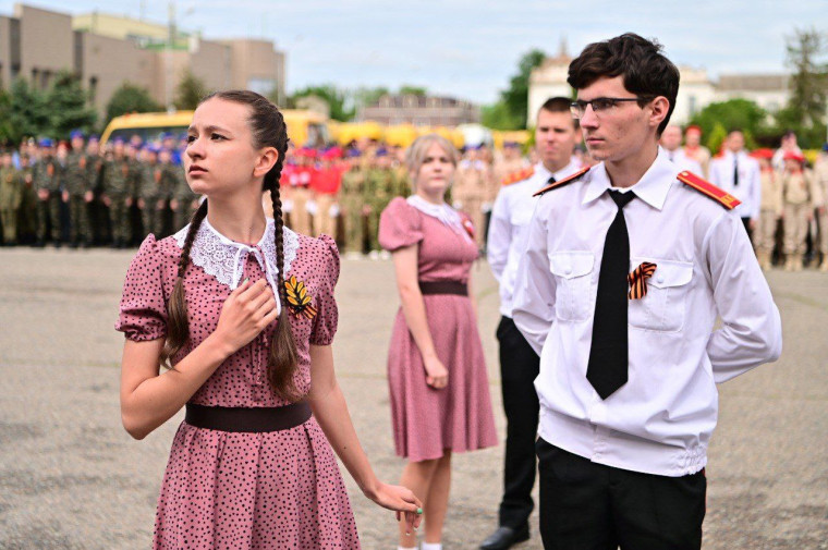 Школьники и кадеты Прикумья исполнили Вальс Победы на городской площади.